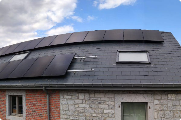 panneaux solaires sur une toiture en ardoises